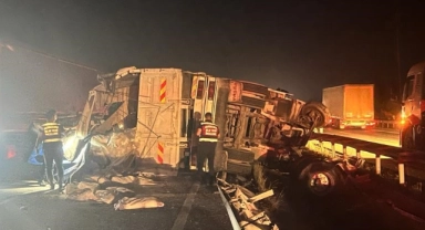 Bursa'da hakimiyetini kaybeden TIR refüjde yan yattı