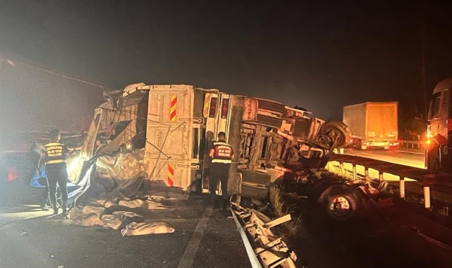 Bursa'da hakimiyetini kaybeden TIR refüjde yan yattı