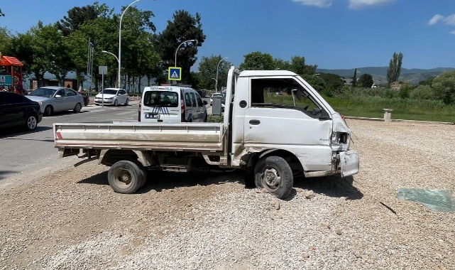Bursa'da kaza yapan araç ünlü sanatçının evine daldı