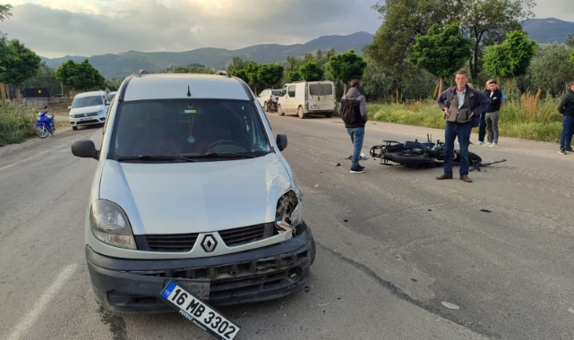 Bursa'da motosiklet hafif ticari araçla çarpıştı