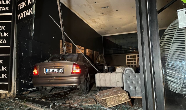 Bursa'da otomobil mobilya mağazasına daldı!