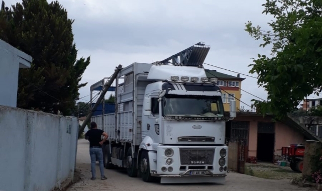 Bursa'da prefabrik ev elektrik tellerine takıldı