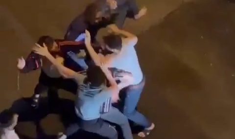 Bursa'da sokak ortasında birbirlerine sopalarla saldırdılar