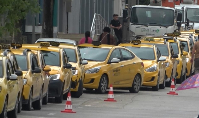 Bursa'da taksiciler tarifi kuyruğu oluşturdu