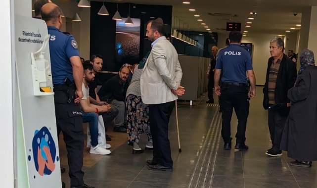 Bursa’da yaşlı kadını dolandırılmaktan polis kurtardı