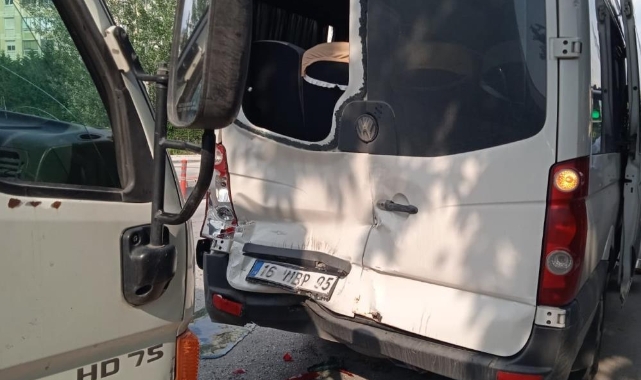 Bursa’da yolcu indiren servise kamyonet çarptı