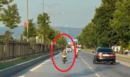 Bursa'da yüzüstü uzanarak motosiklet sürdü