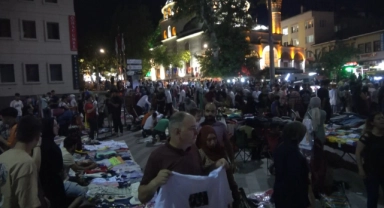 Bursalılar gece saatlerinde çarşıya akın etti