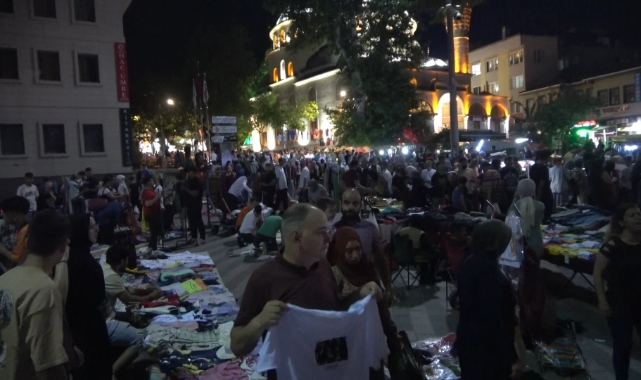 Bursalılar gece saatlerinde çarşıya akın etti