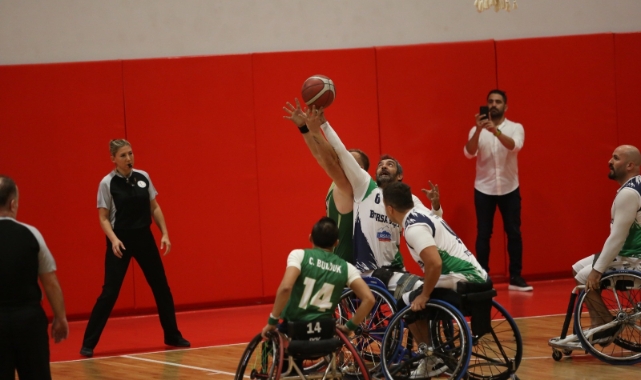 Büyükşehir sporda zirveye oynuyor