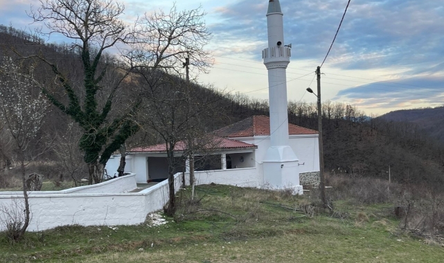 Camiye giren Fransız vatandaşı Kur'an-ı Kerimleri yırttı