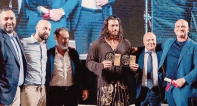 Can Yaman'a İtalya'dan iki ödül