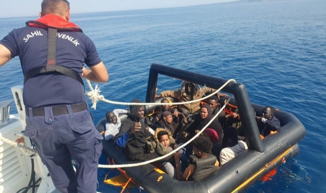 Çanakkale açıklarında 14 kaçak göçmen kurtarıldı