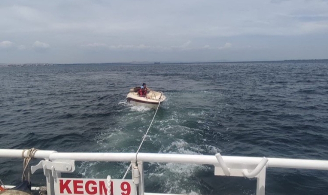 Çanakkale Boğazı'nda sürüklenen tekne kurtarıldı