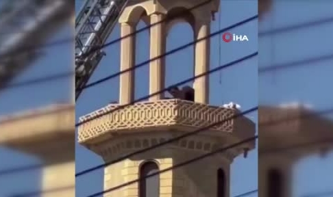 Canına kıymak için çıktığı minareden dövülerek indirildi