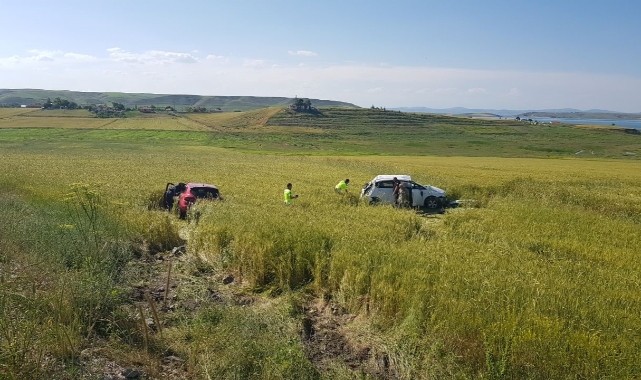Çarpışan otomobiller tarlaya uçtu: Yaralılar var