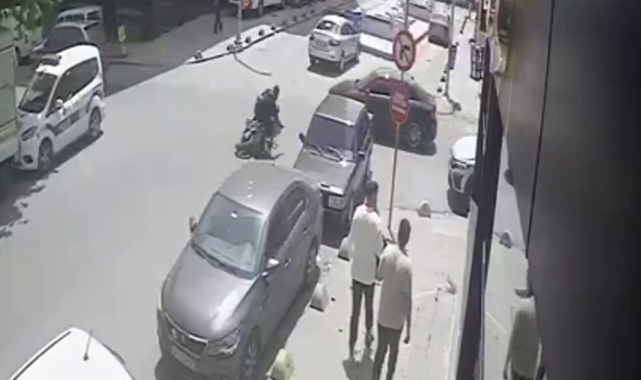 Çarpmanın etkisiyle motosikletlinin kaskı kafasından fırladı