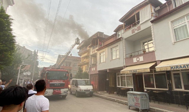 Çatıda çıkan yangın daireye sıçradı