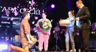Ceceli en güzel şarkılarını 'gül şehri' için söyledi