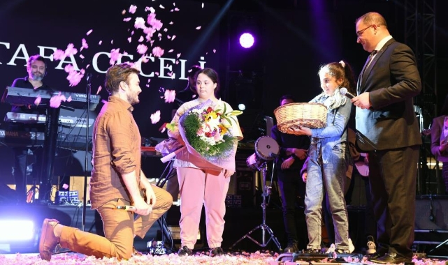 Ceceli en güzel şarkılarını 'gül şehri' için söyledi
