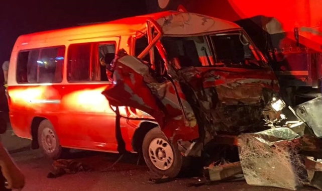 Çekiciye bağlı römorkla minibüs çarpıştı