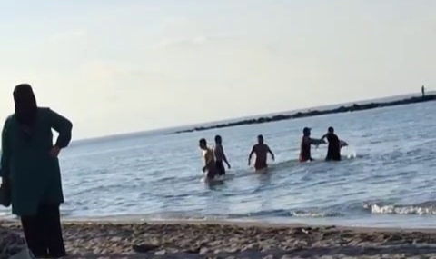 Çevreye rahatsızlık verdiği iddia edilen kişiye denizde meydan dayağı