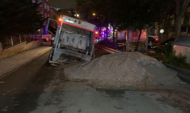 Çöp kamyonu işçilerin üzerine devrildi