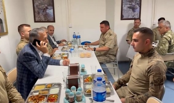 Cumhurbaşkanı Erdoğan askerlerle görüştü