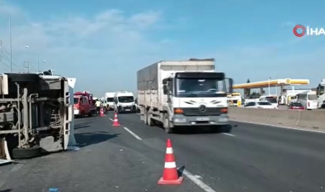 D-100'de işçileri taşıyan midibüs TIR'a çarptı: 13 yaralı