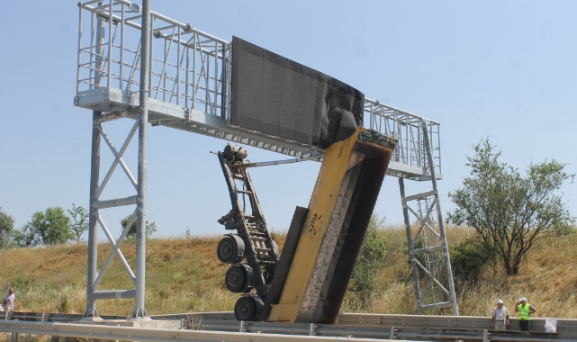 Damperi açılan kamyon havada asılı kaldı