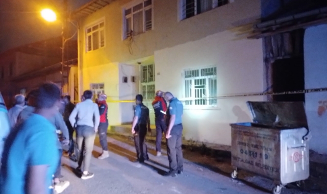 Depremde hasar alan evde göçük meydana geldi