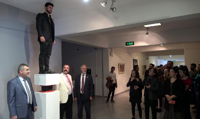 Depremi yaşayan öğrenci, 'sismik izolatör'e kaide üzerinde dikkat çekti