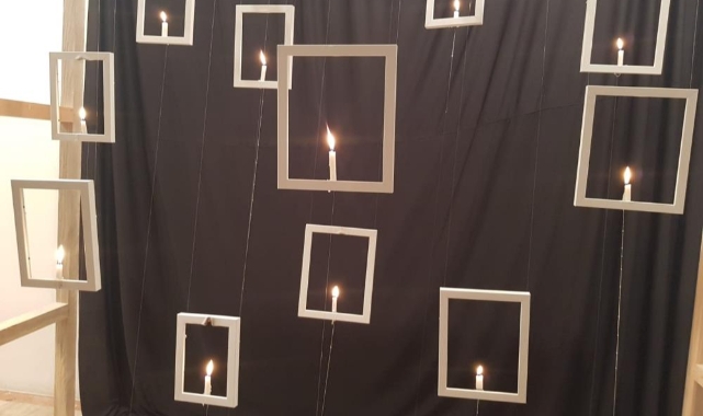 Depremin izleri 11 boş çerçeveyle anlatıldı
