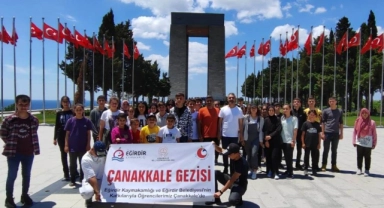 Depremzede öğrenciler Çanakkale'yi gezdi