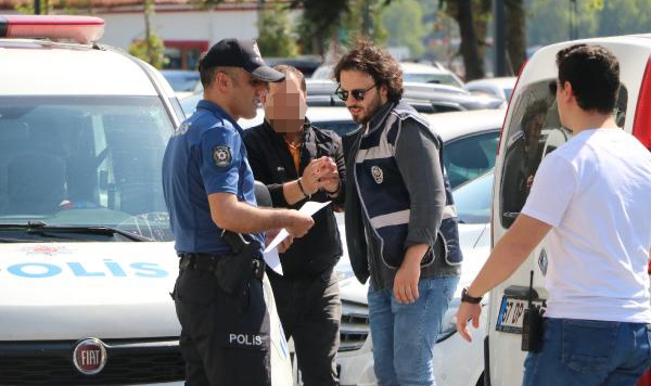 'Depremzedeyim' diyerek sahte akıllı saat ve kulaklıkları satan şüpheli yakalandı