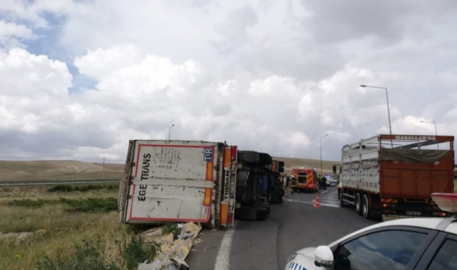 Devrilen tırda sıkışan sürücüyü itfaiye kurtardı