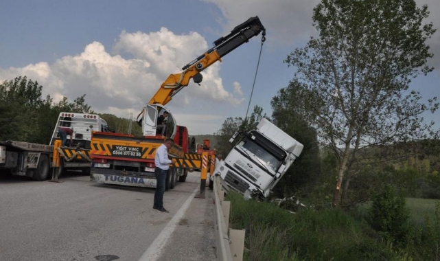 Devrilen tırın içinden burnu bile kanamadan çıktı