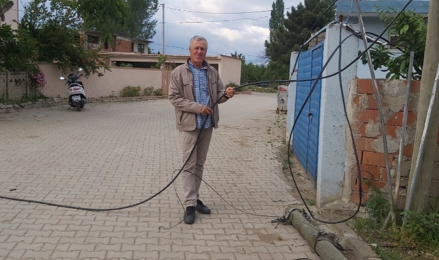 Direğe çarpan tır evleri internetsiz bıraktı