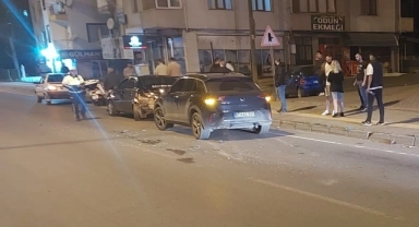 Direksiyon hakimiyetini kaybetti, park halindeki araca çarptı