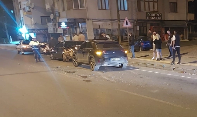 Direksiyon hakimiyetini kaybetti, park halindeki araca çarptı