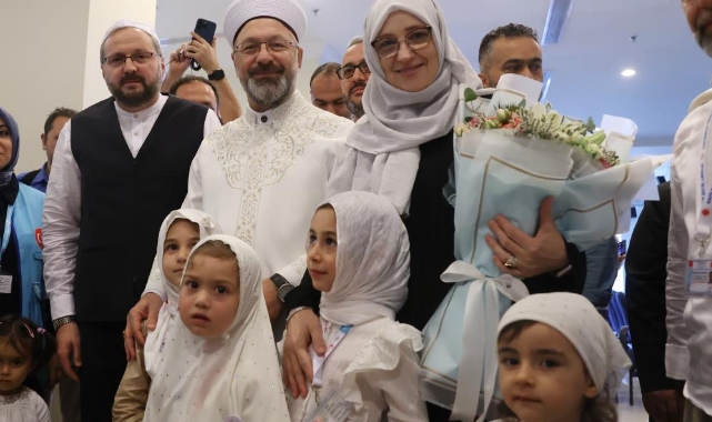 Diyanet İşleri Başkanı Erbaş, Mekke’de minik hacı adaylarıyla bir araya geldi