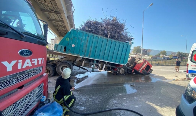 Dorsesi açılan kamyon üst geçide çarptı! 1 yaralı