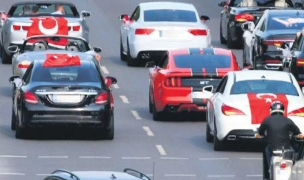 Düğün konvoyu trafikte tehlike saçtı