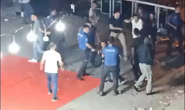 Düğünü dağıtmaya gelen polislere saldırdılar