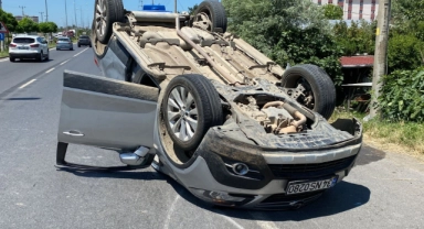 Duran araca çarpan otomobil ters döndü