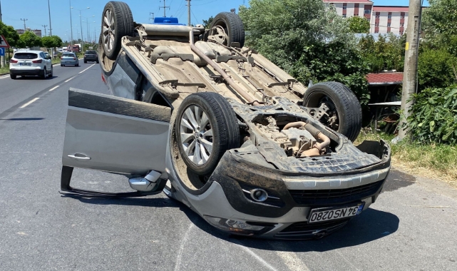 Duran araca çarpan otomobil ters döndü