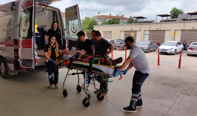 Durdurmak istediği traktörünün altında kaldı