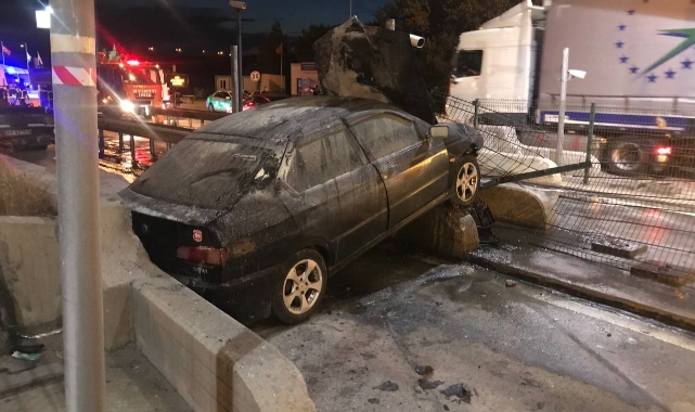 Edirne'de gişelere çarpan otomobil alev topuna döndü