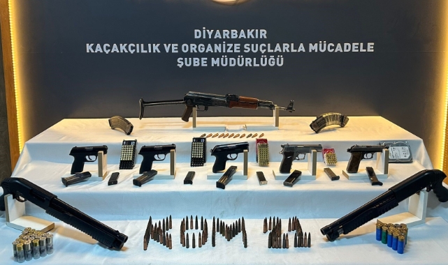 Eğlence mekanında çok sayıda silah ele geçirildi