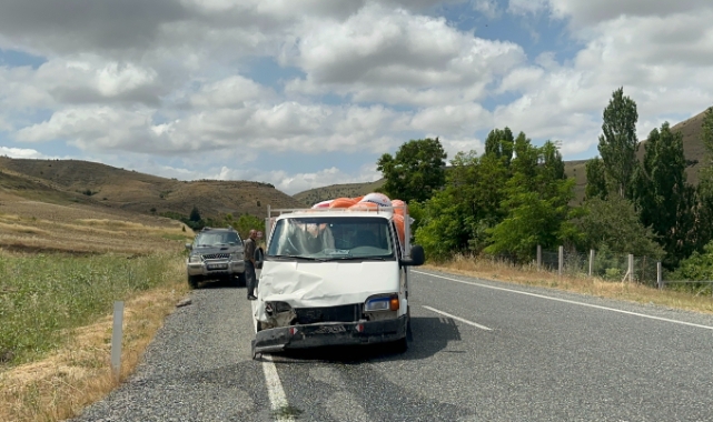 Elazığ'da transit ile pikap çarpıştı